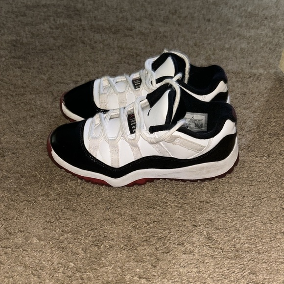 Kids Jordan’s size 1 - Picture 2 of 4